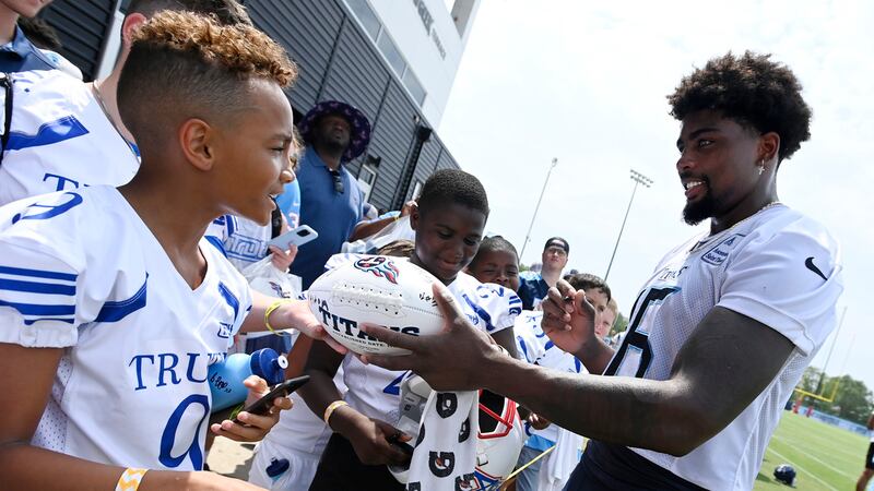 Tennessee Titans wide receiver Treylon Burks (16) signs autographs for fans after practice at...