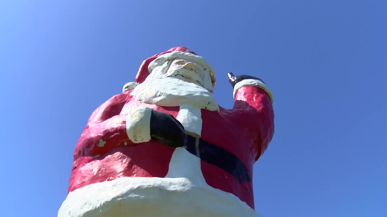 Big Santa statue in northern Vanderburgh Co. getting fresh coat of paint - Vimarsana News